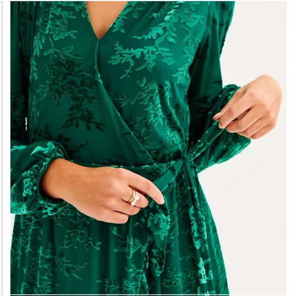 Draper James Velvet Burnout Wrap Dress M NWOT - Picture 4 of 16